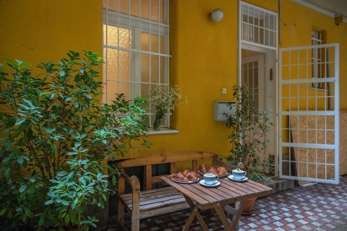 Central Apartment Urban Jungle In Budapest